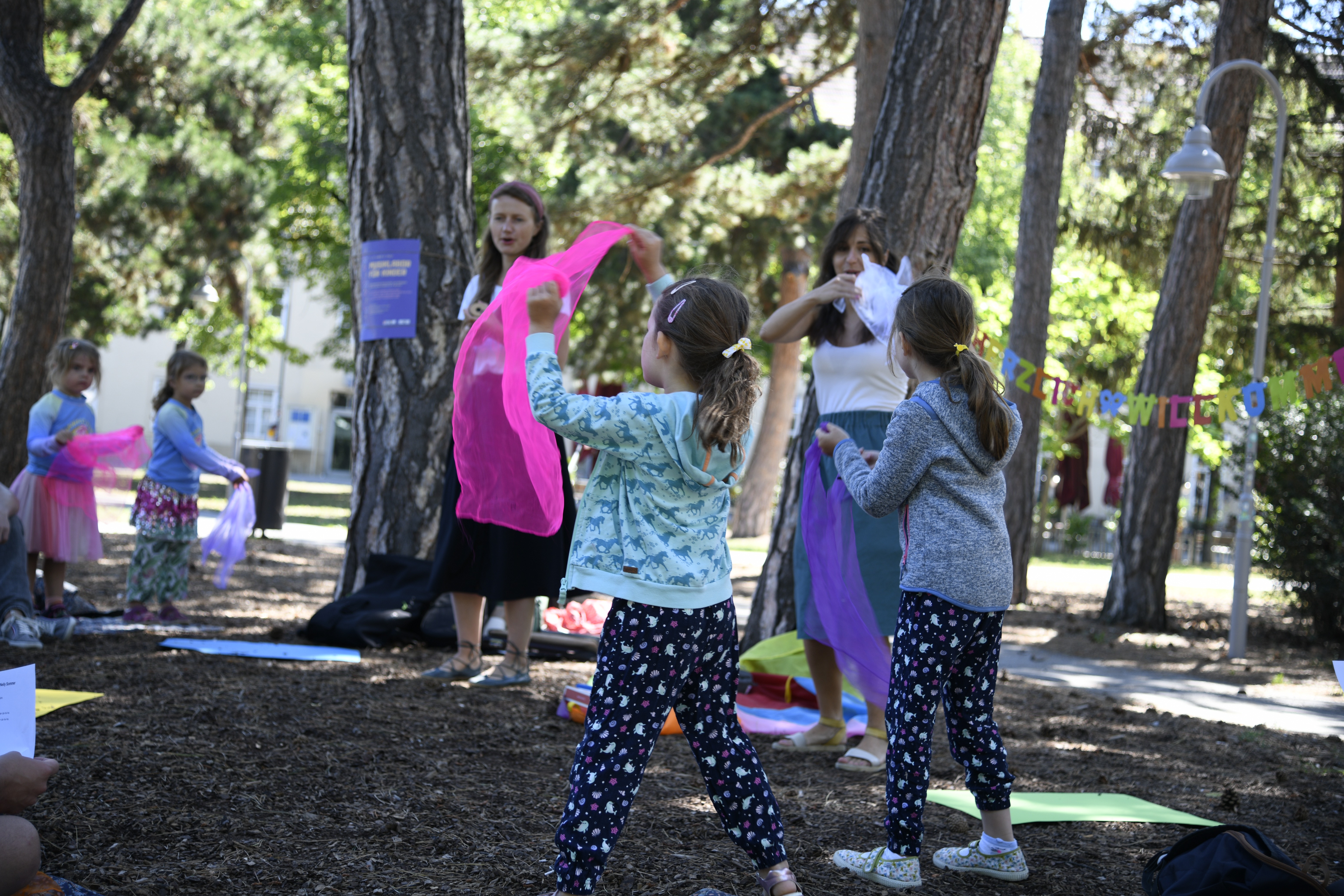 Kinder in einer spielerischen Lernsituation